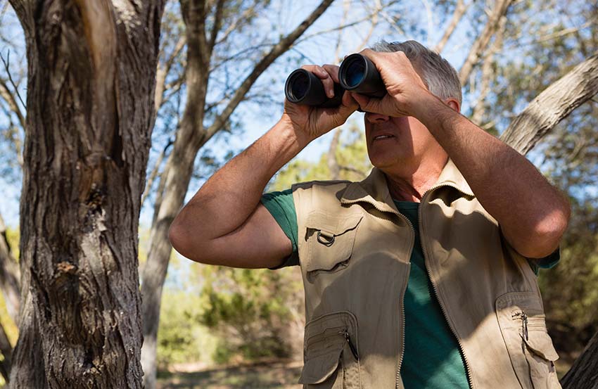 Hombre mirando por los prismáticos