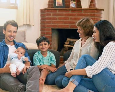 Familia sentada en el suelo junto a la chimenea