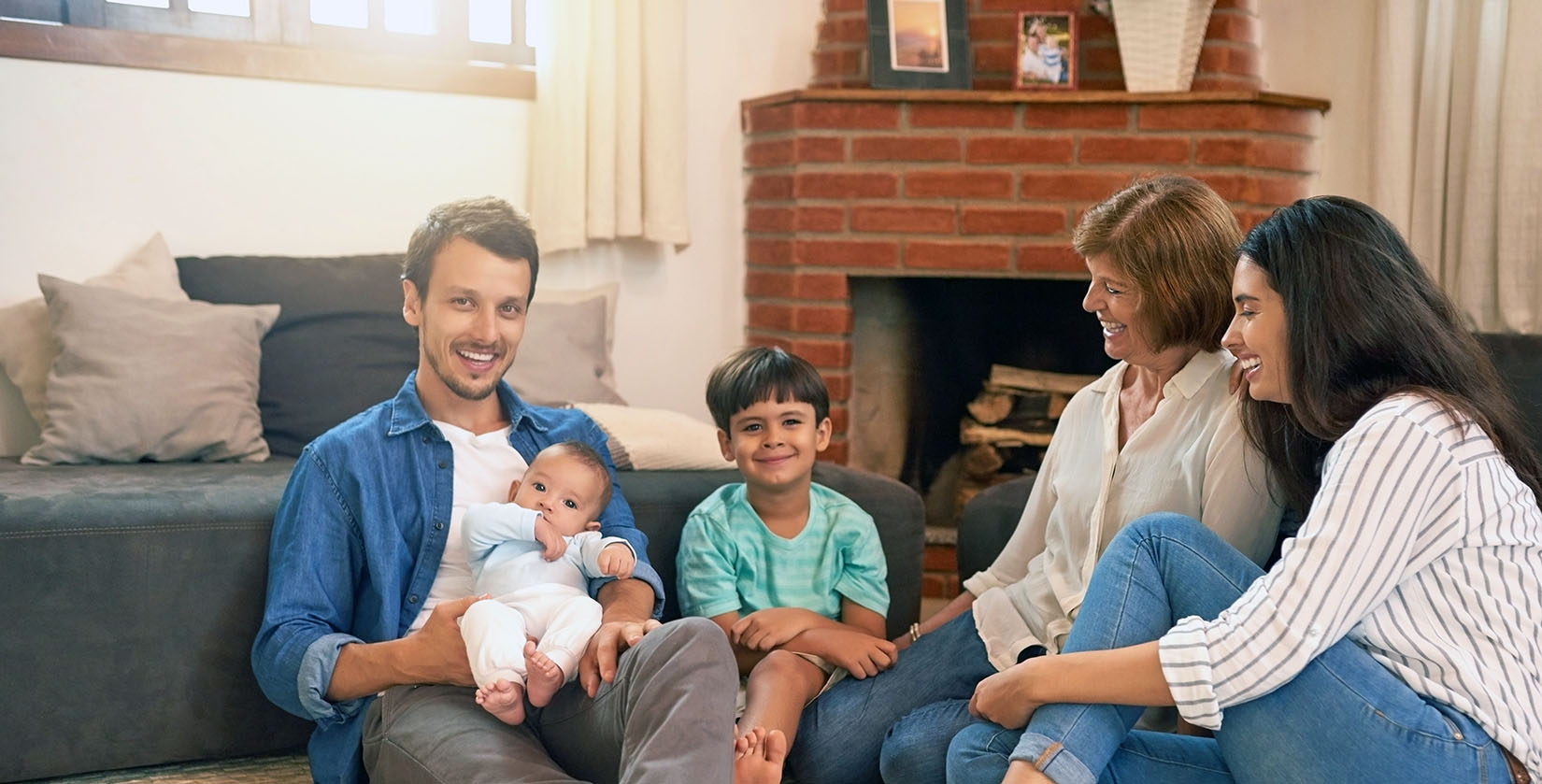 Familia feliz en su casa