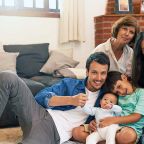 Familia de cinco miembros posando para la fotografía