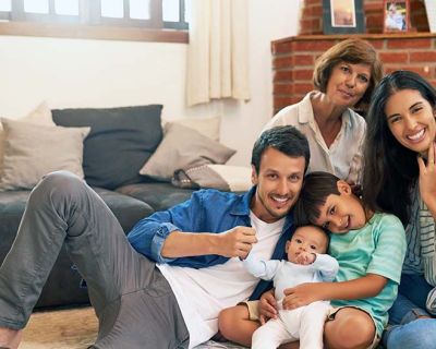 Familia de cinco miembros posando para la fotografía