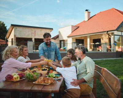 Foto de familiar sentada en una mesa de madera en el exterior