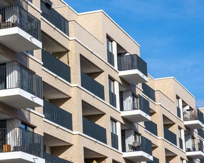 Fachada de pisos con el cielo azul de fondo