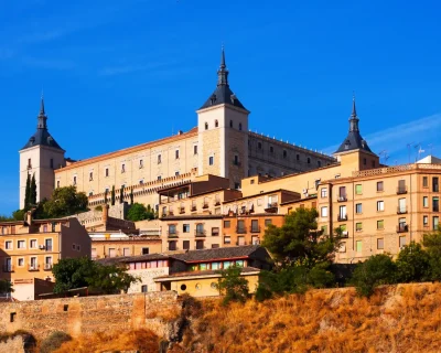 alcazar-de-toledo-en-dia-soleado-de-verano (1)